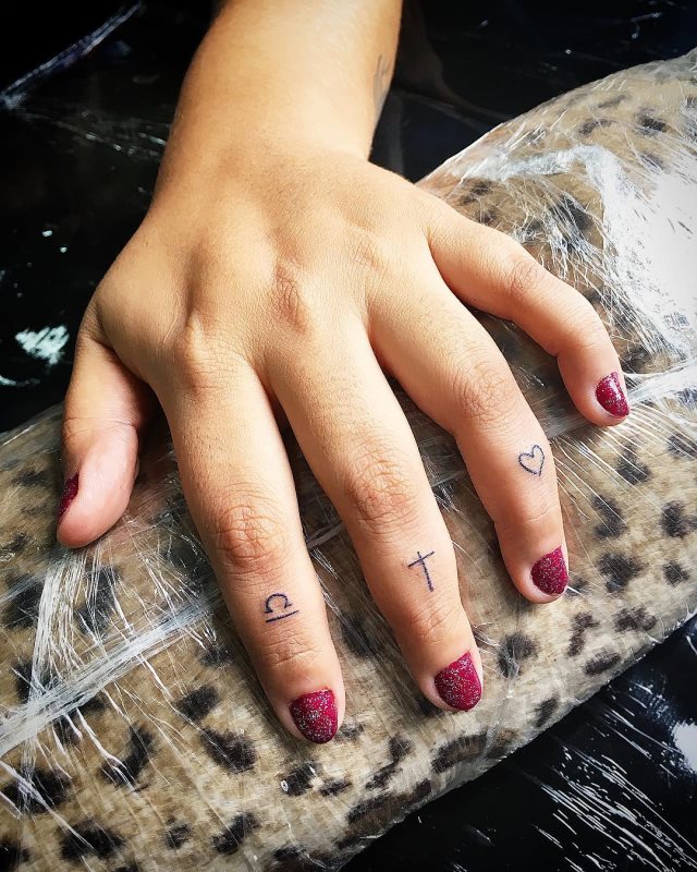 tattoo femenino corazon en un dedo 25