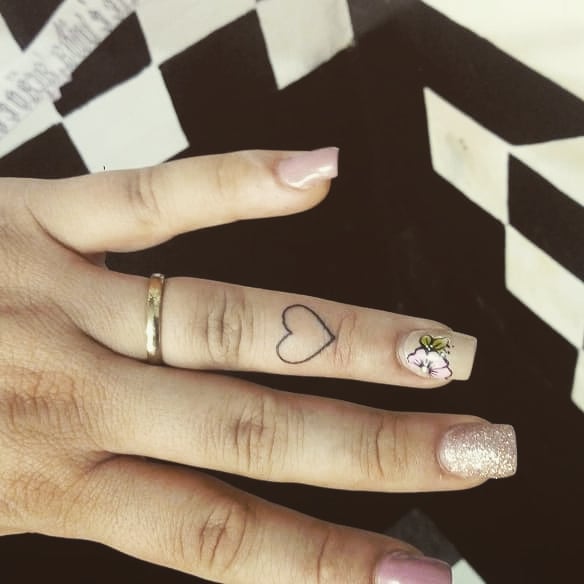tattoo femenino corazon en un dedo 26