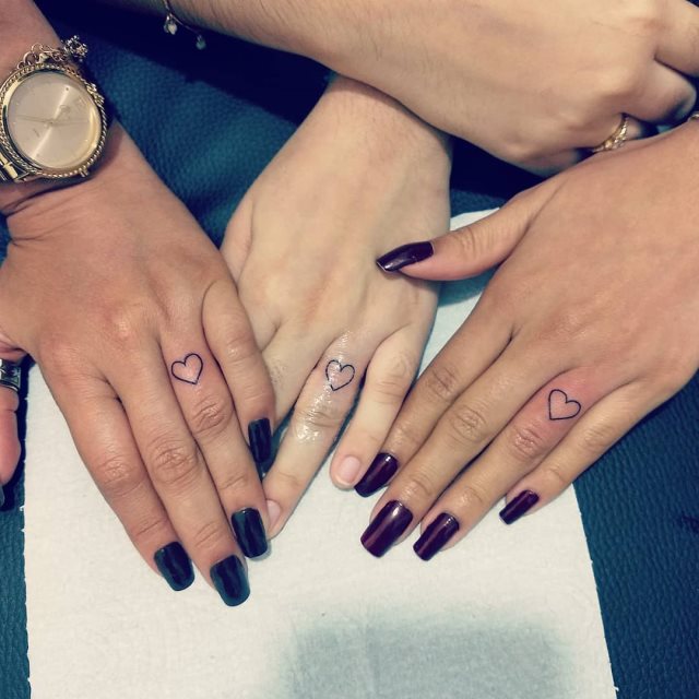 tattoo femenino corazon en un dedo 27
