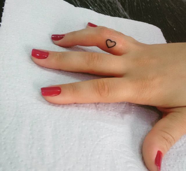 tattoo femenino corazon en un dedo 28