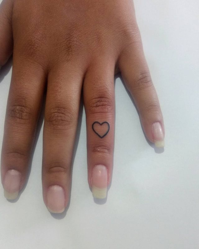 tattoo femenino corazon en un dedo 29
