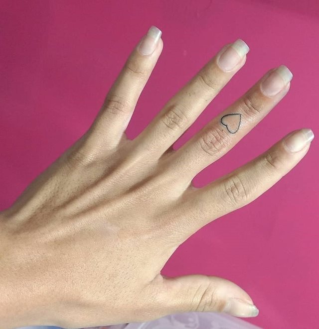 tattoo femenino corazon en un dedo 30
