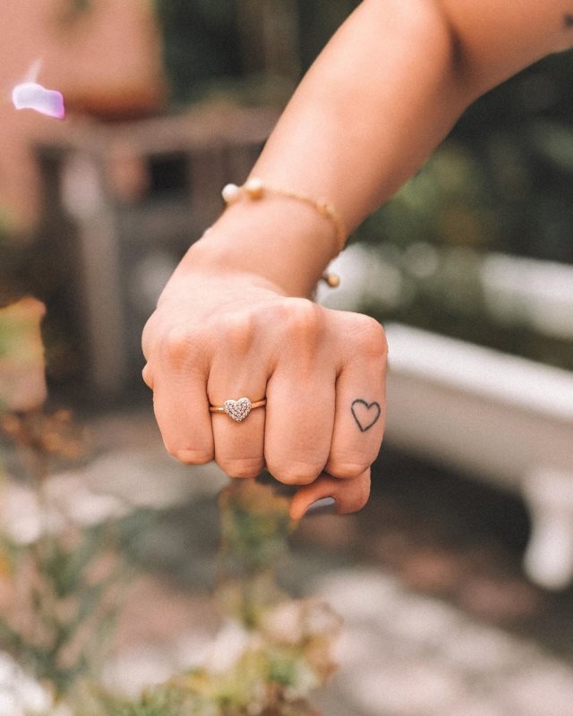 tattoo femenino corazon en un dedo 33