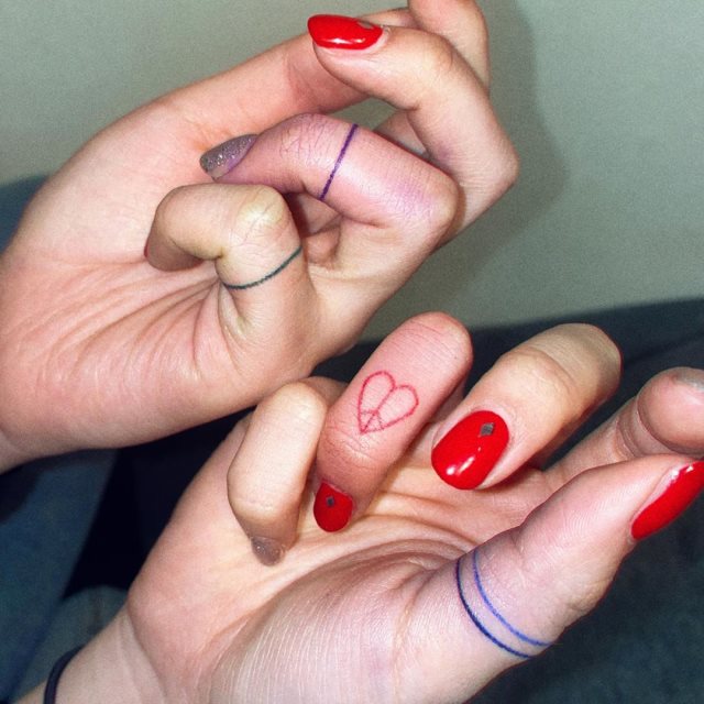 tattoo femenino corazon en un dedo 34