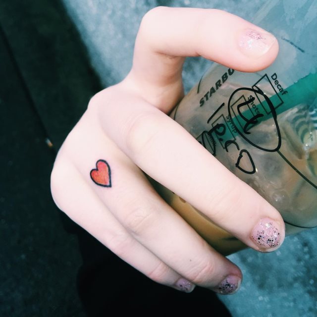 tattoo femenino corazon en un dedo 35