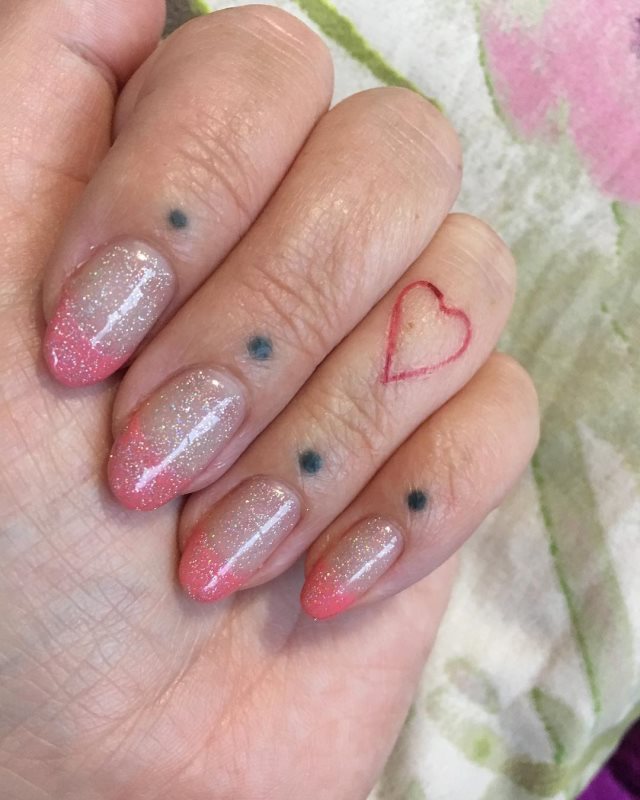tattoo femenino corazon en un dedo 37