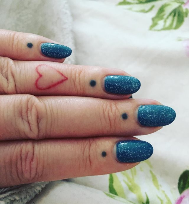 tattoo femenino corazon en un dedo 38