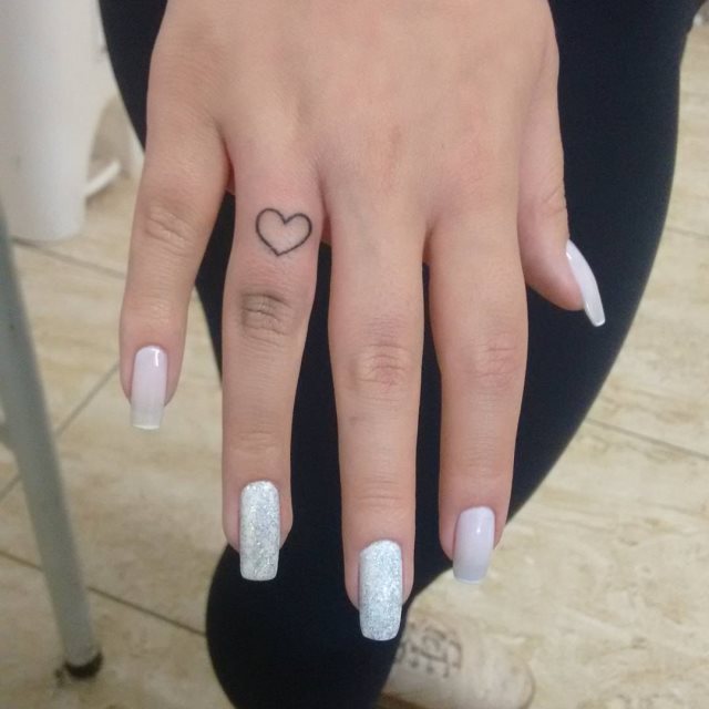tattoo femenino corazon en un dedo 39