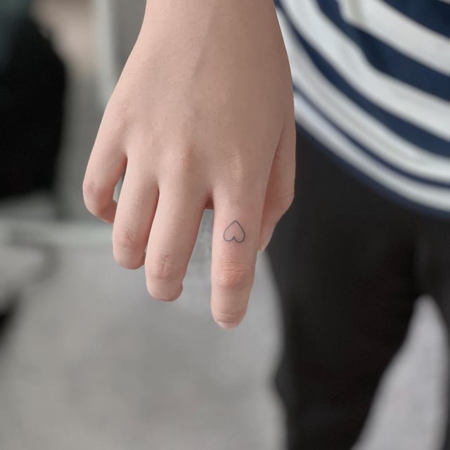 tattoo femenino corazon en un dedo 40