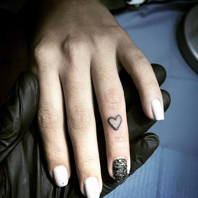 tattoo femenino corazon en un dedo 41