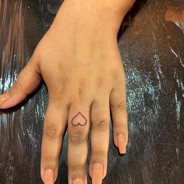 tattoo femenino corazon en un dedo 42
