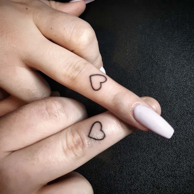 tattoo femenino corazon en un dedo 44