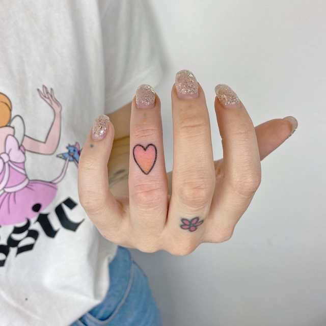 tattoo femenino corazon en un dedo 46