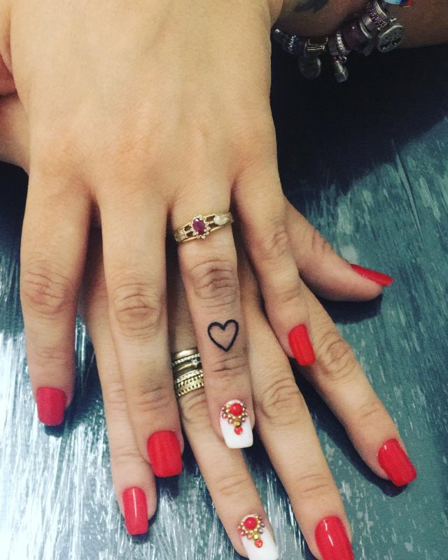 tattoo femenino corazon en un dedo 48