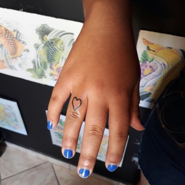 tattoo femenino corazon en un dedo 49