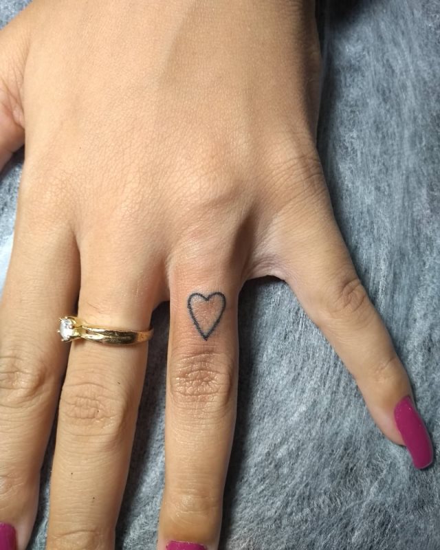 tattoo femenino corazon en un dedo 50