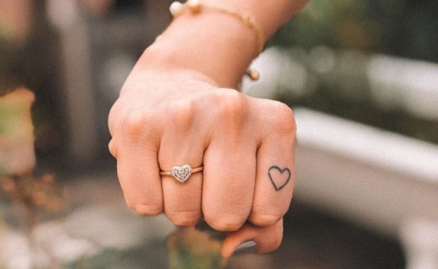 tattoo femenino corazon en un dedo 51