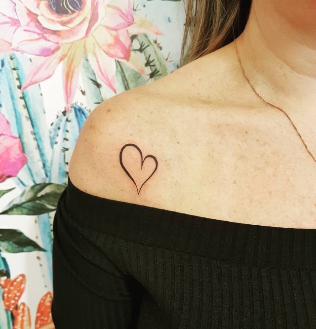 tattoo femenino corazon para el hombro 01