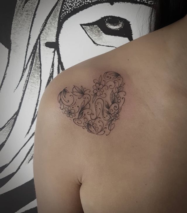 tattoo femenino corazon para el hombro 02
