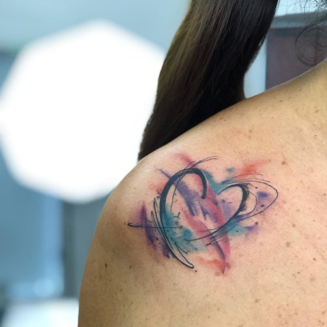 tattoo femenino corazon para el hombro 04
