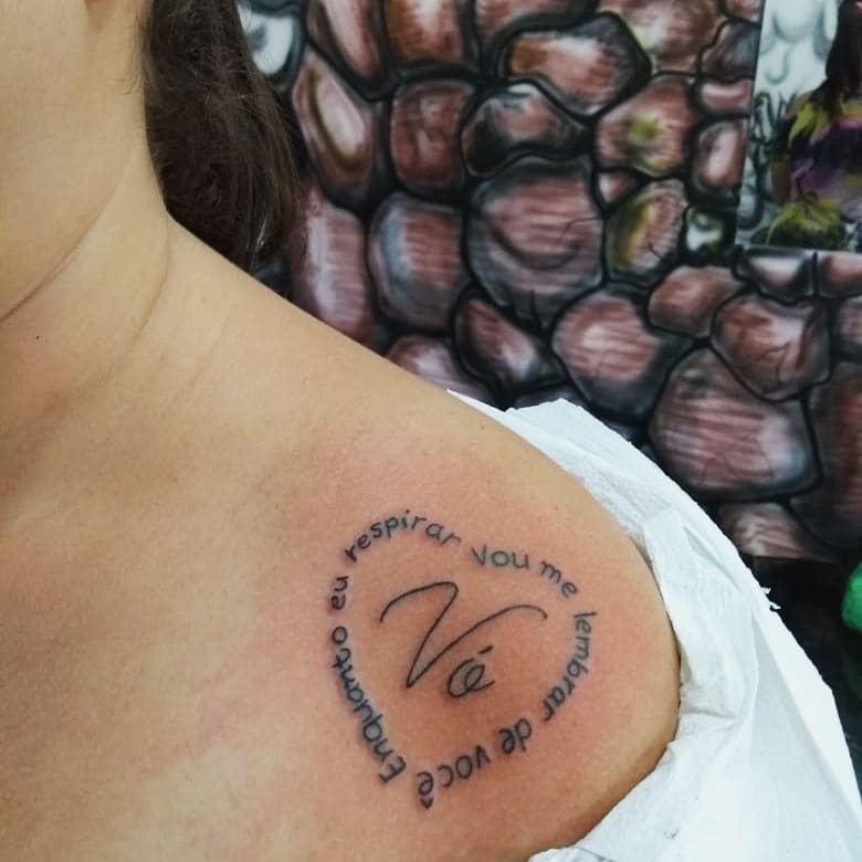 tattoo femenino corazon para el hombro 05