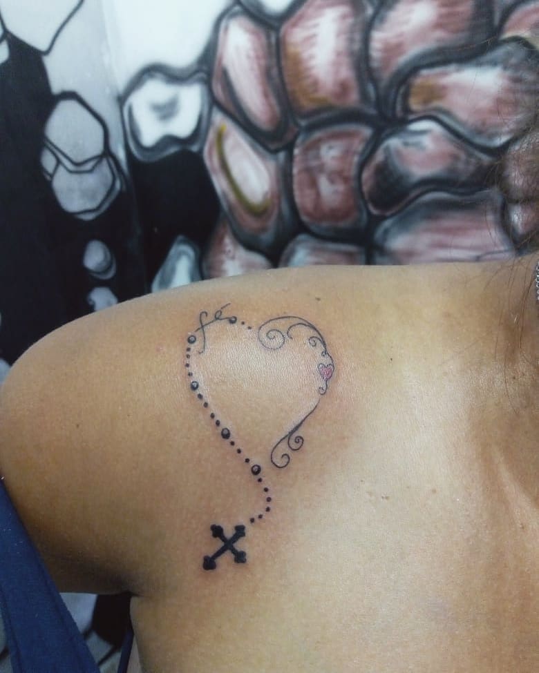 tattoo femenino corazon para el hombro 06