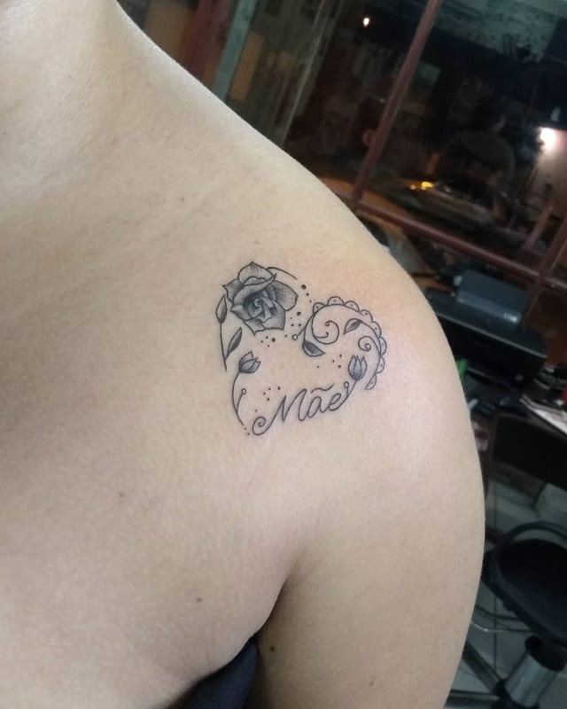 tattoo femenino corazon para el hombro 08