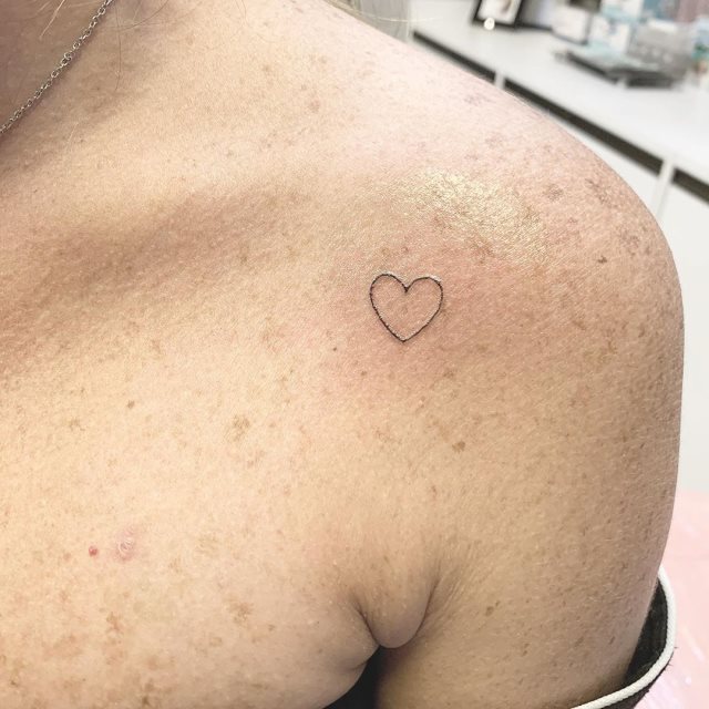 tattoo femenino corazon para el hombro 12