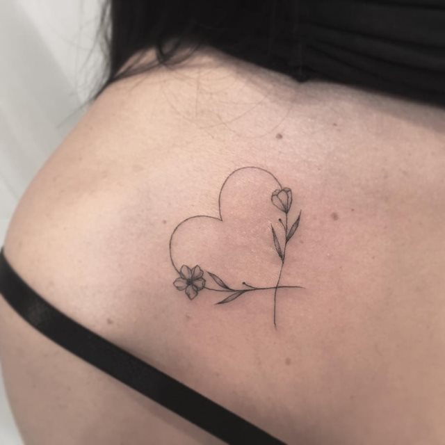 tattoo femenino corazon para el hombro 14