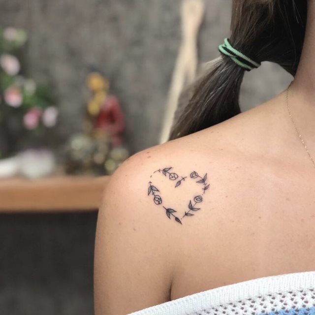 tattoo femenino corazon para el hombro 15