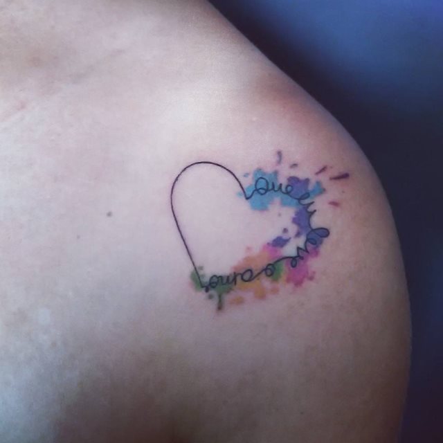 tattoo femenino corazon para el hombro 19