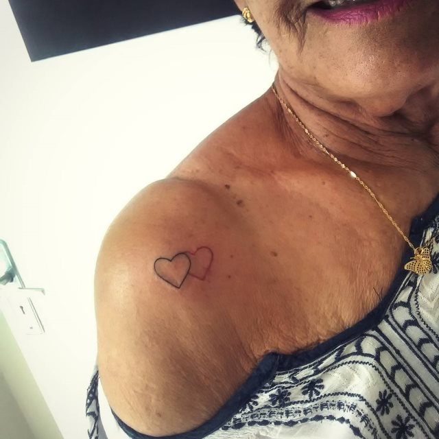 tattoo femenino corazon para el hombro 20