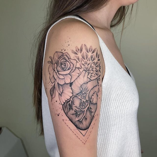 tattoo femenino corazon para el hombro 21