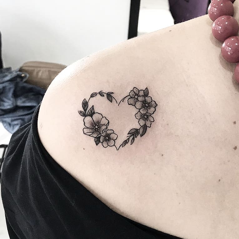 tattoo femenino corazon para el hombro 22