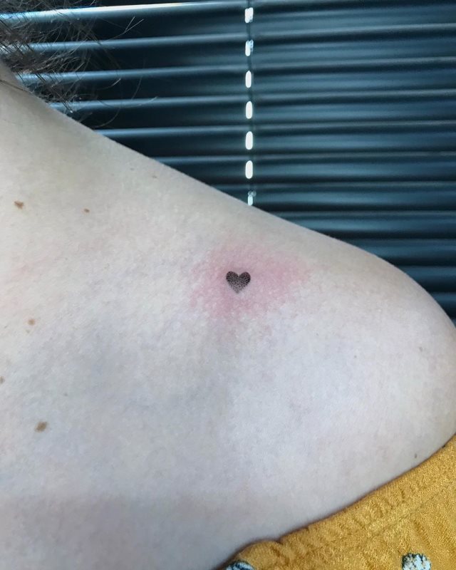 tattoo femenino corazon para el hombro 23