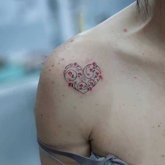 tattoo femenino corazon para el hombro 24
