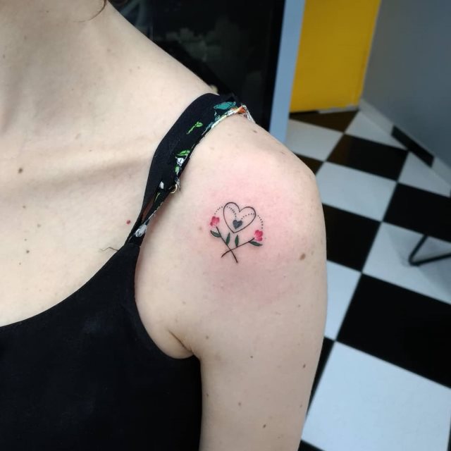 tattoo femenino corazon para el hombro 25