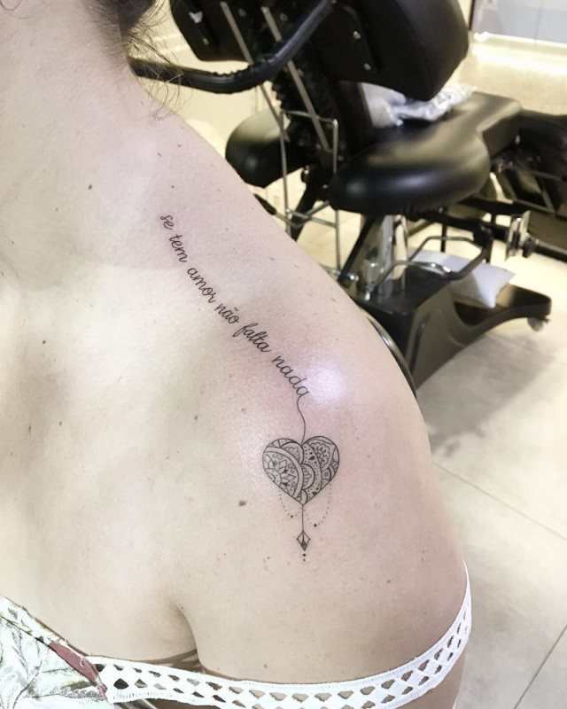 tattoo femenino corazon para el hombro 26