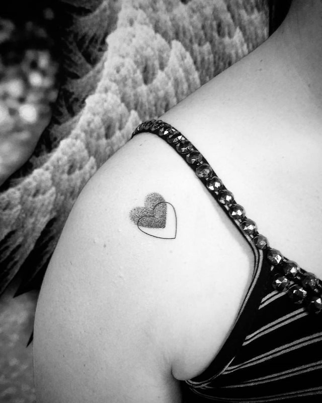 tattoo femenino corazon para el hombro 27