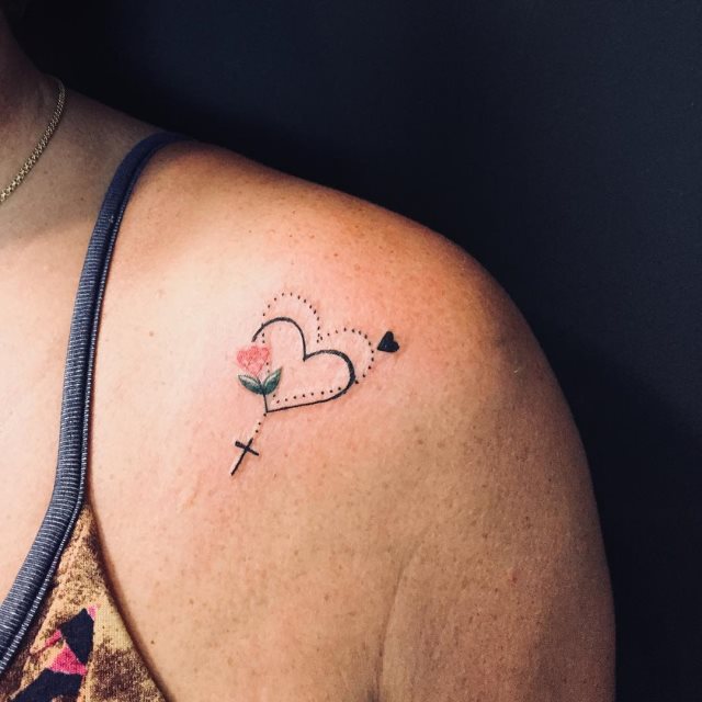 tattoo femenino corazon para el hombro 28
