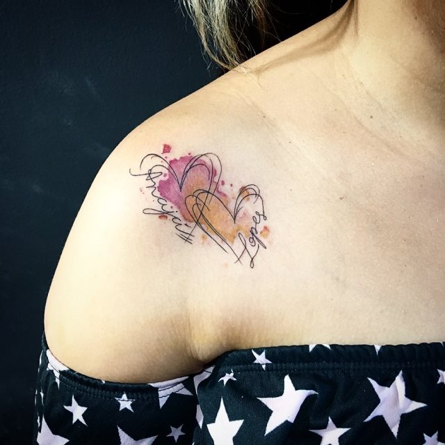 tattoo femenino corazon para el hombro 29