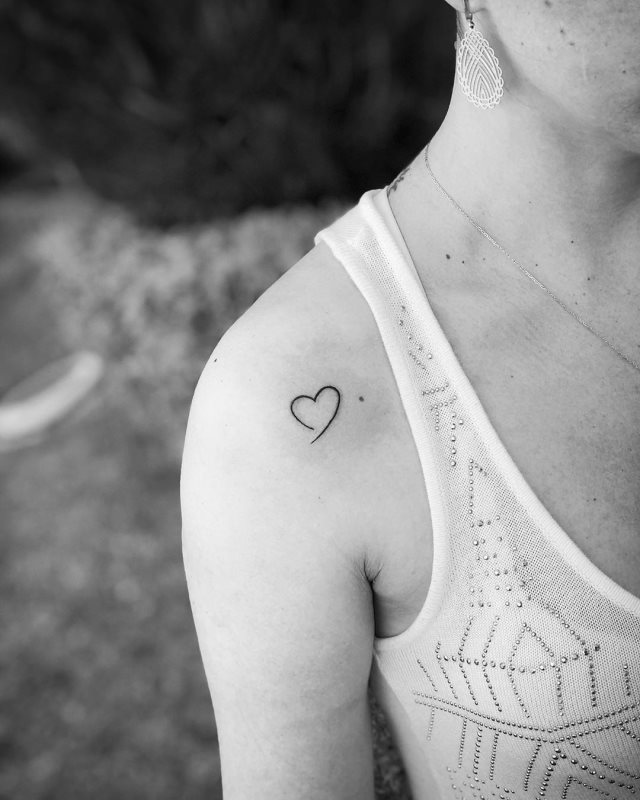 tattoo femenino corazon para el hombro 30
