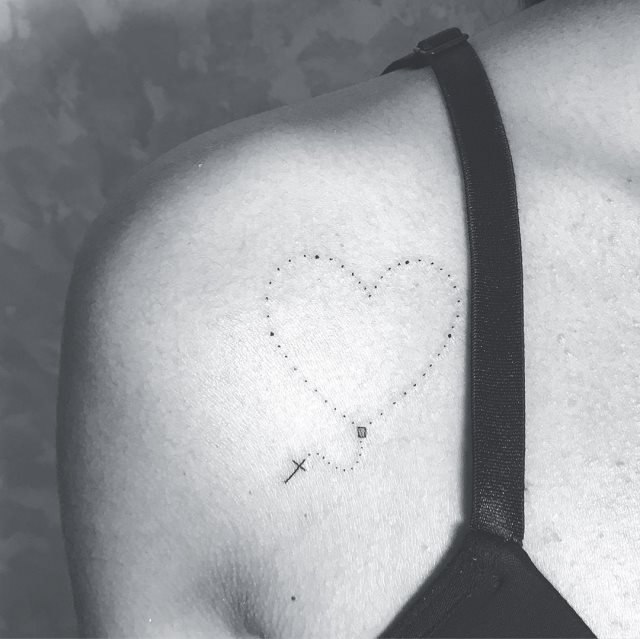 tattoo femenino corazon para el hombro 32