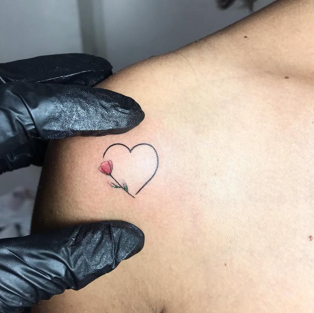 tattoo femenino corazon para el hombro 33