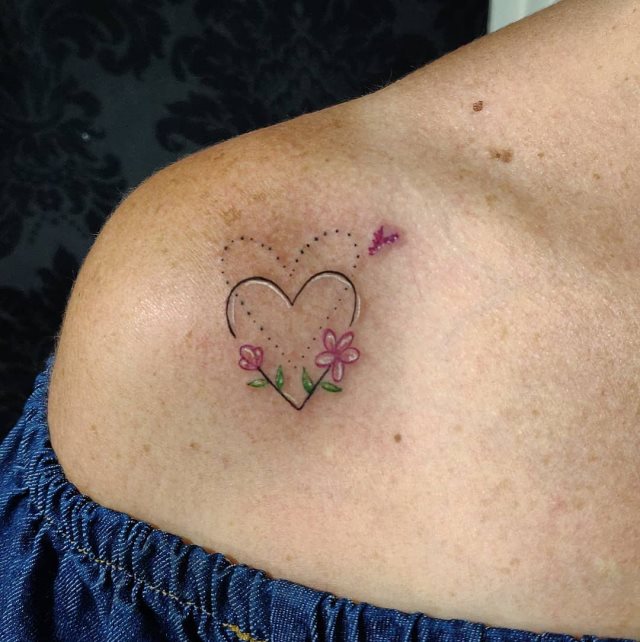 tattoo femenino corazon para el hombro 34