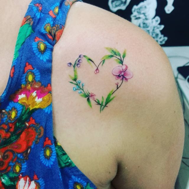 tattoo femenino corazon para el hombro 35
