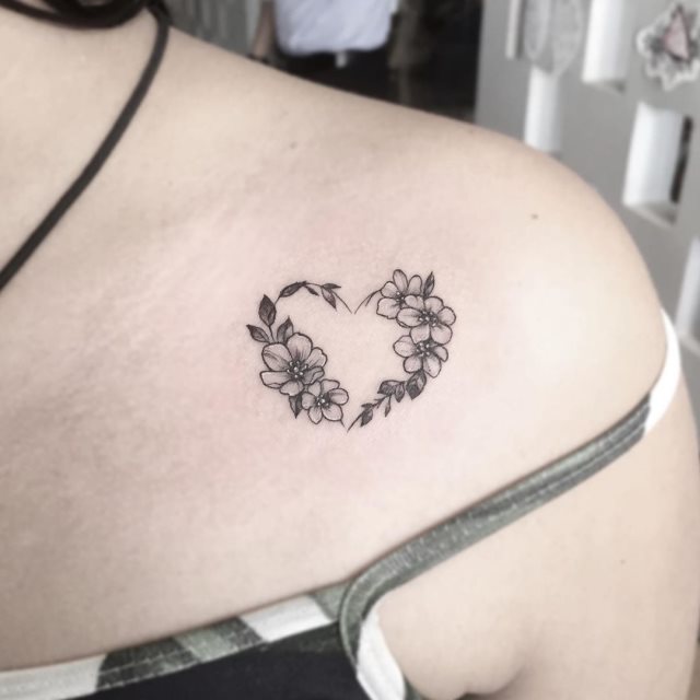 tattoo femenino corazon para el hombro 37