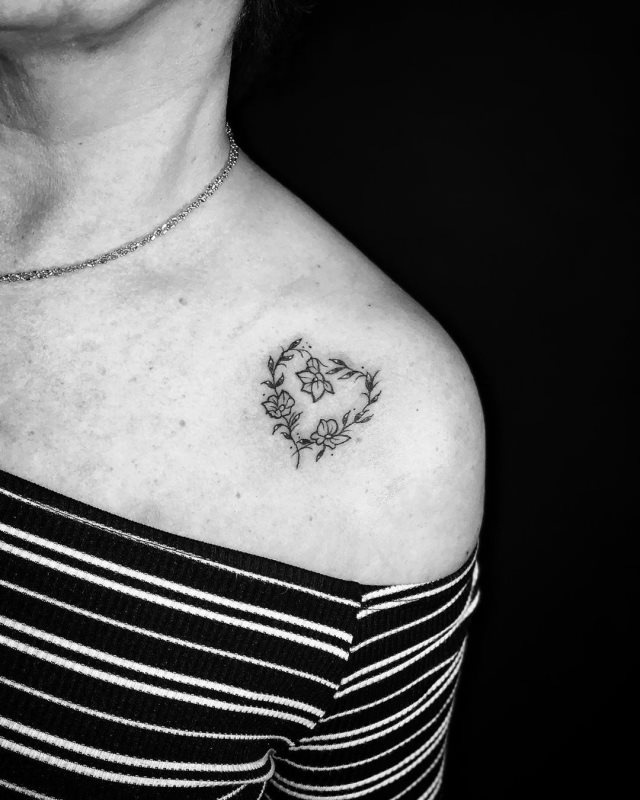 tattoo femenino corazon para el hombro 38