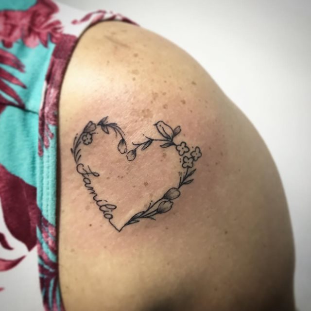 tattoo femenino corazon para el hombro 49