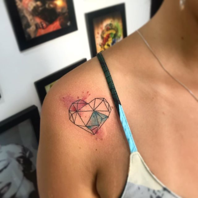 tattoo femenino corazon para el hombro 50